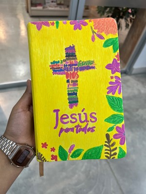 Biblia Jesús para Todos Ilustrada por Argelis Vásquez (Imitación de cuero, color marfil)
