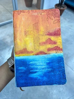 Biblia Jesús para Todos Ilustrada por Nathaly Torres (Imitación de cuero, color marfil)