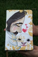 Biblia Jesús para Todos Ilustrada por Sarielys Carrera (Imitación de cuero, color marfil)